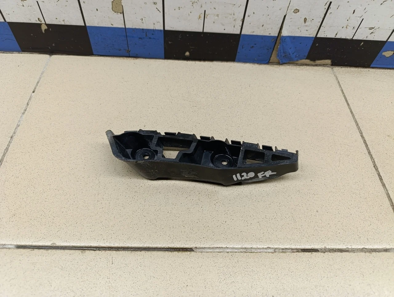 Направляющая переднего бампера правая Jetta 2011>