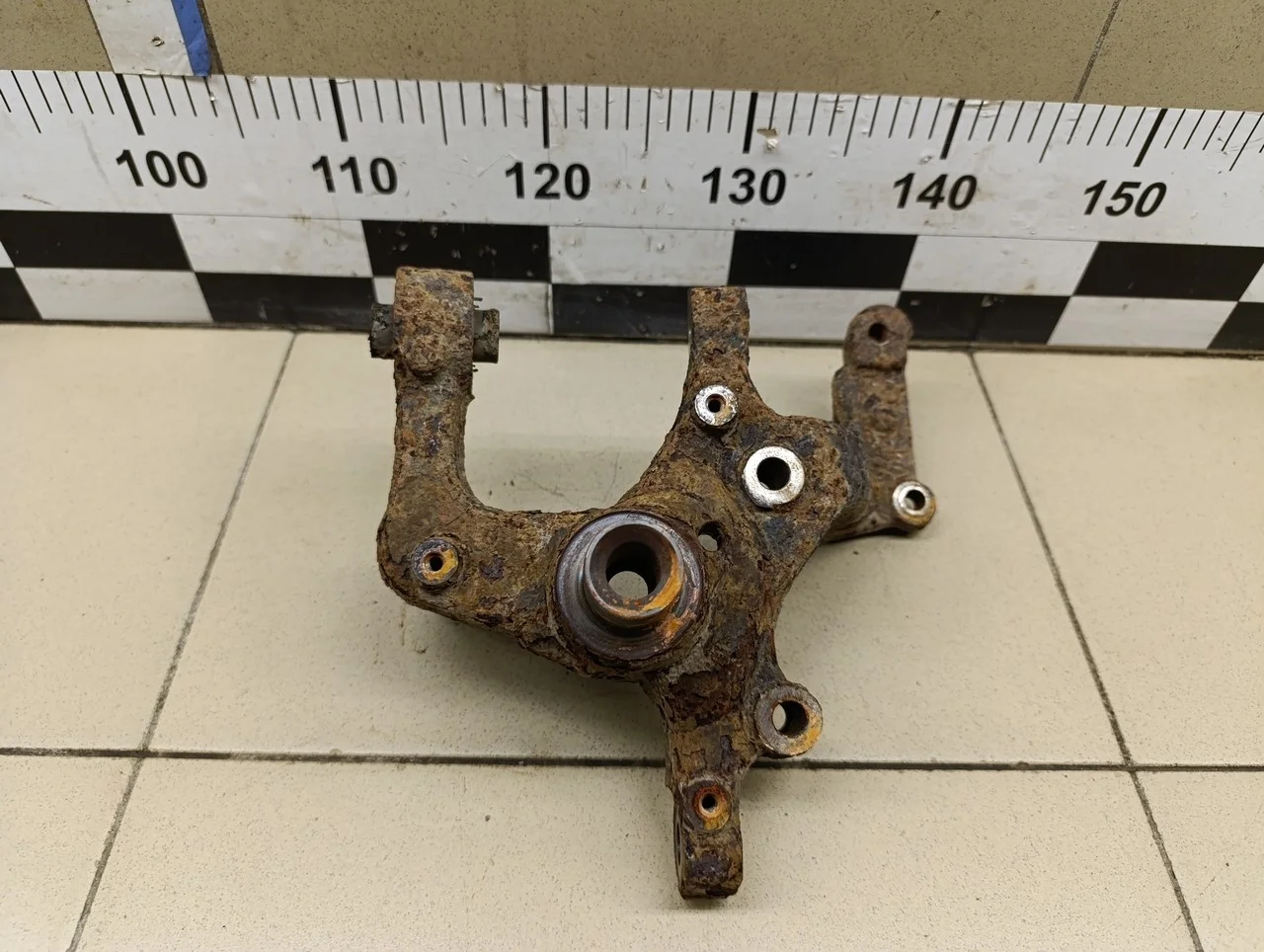 Кулак поворотный задний левый Golf V 2003-2009