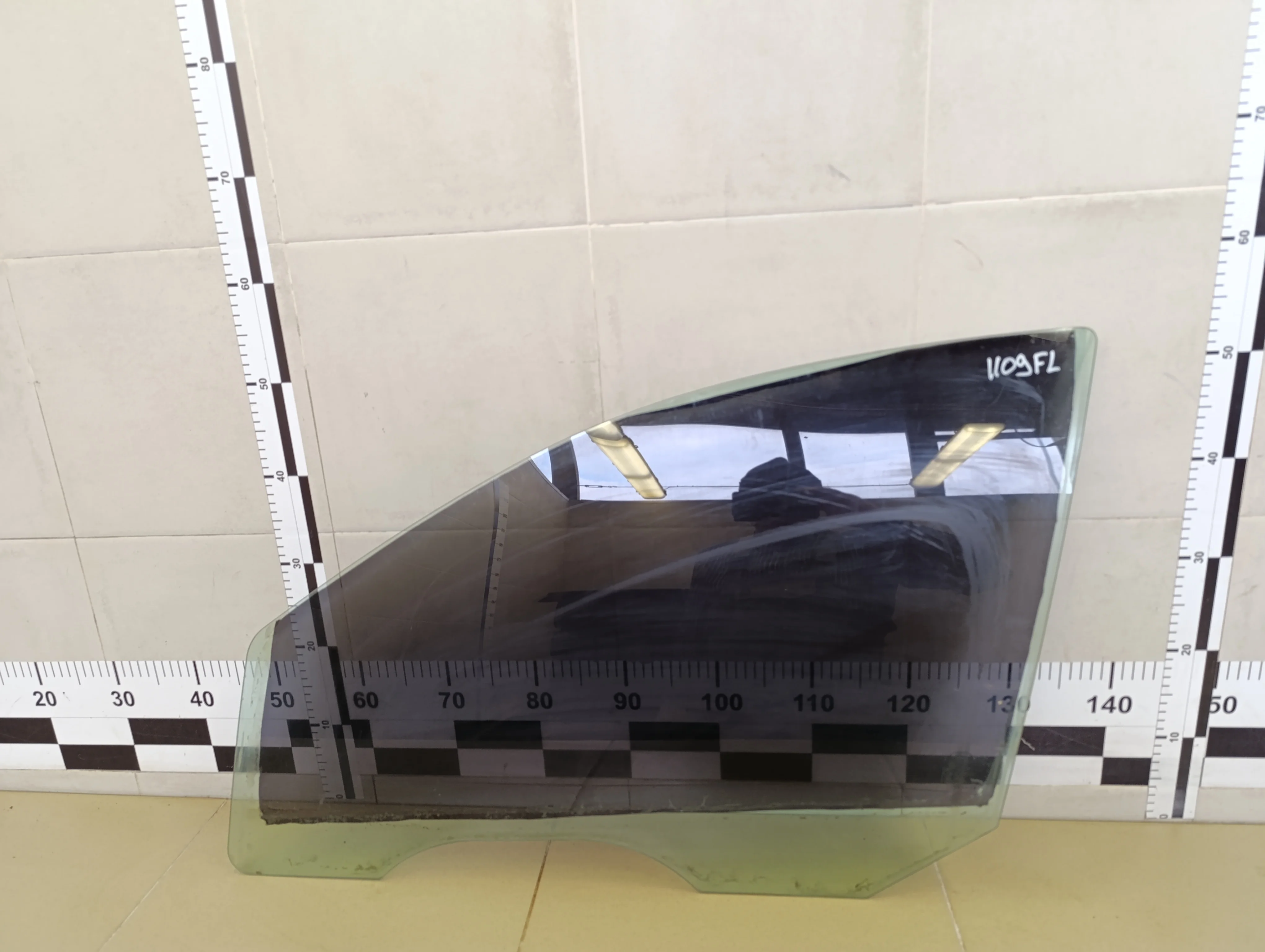 Стекло двери передней левой Focus I 1998-2004