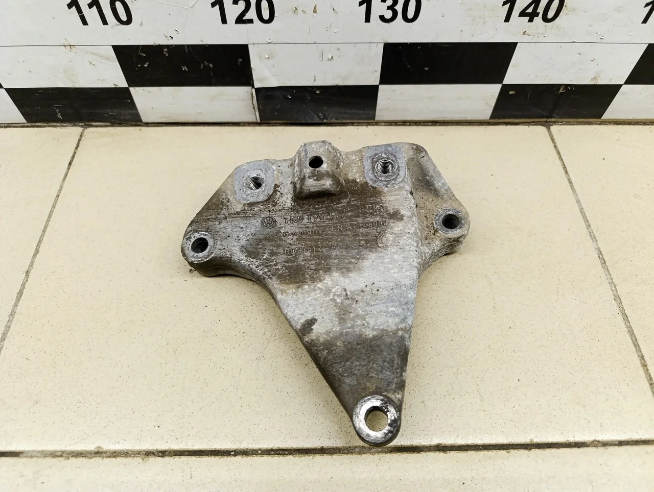 Кронштейн КПП левый A3 (8L1) 1996-2003