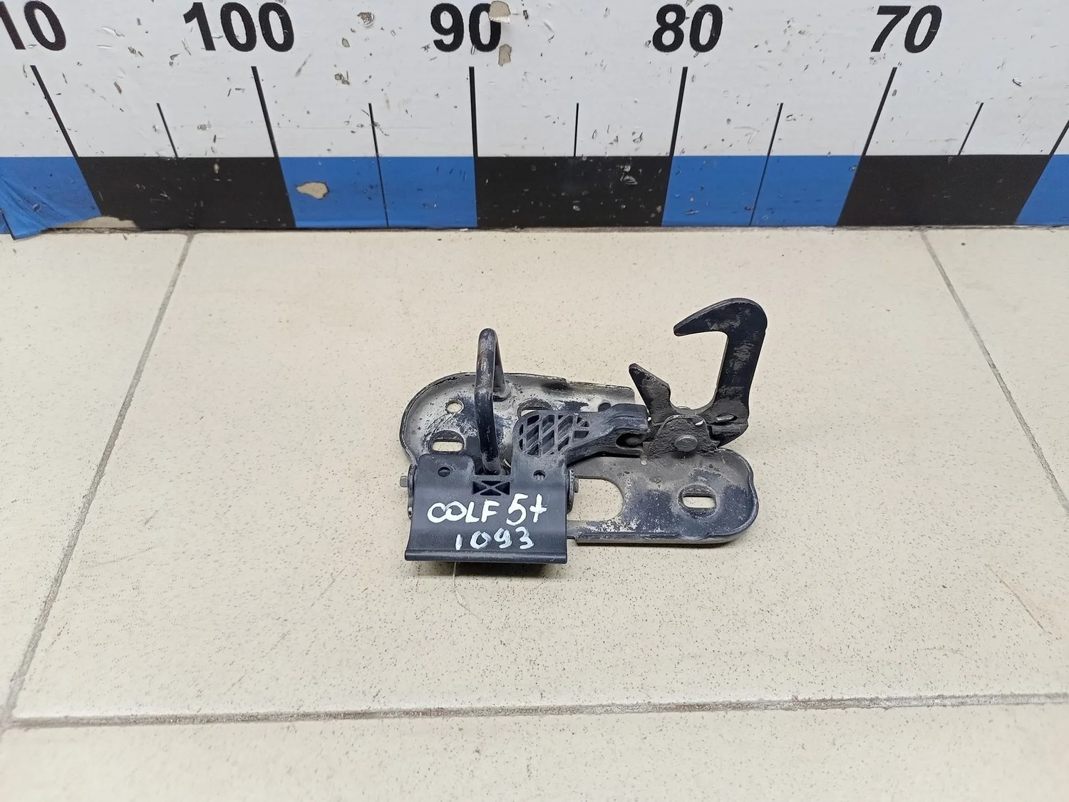 Крючок капота Touran 2003-2010