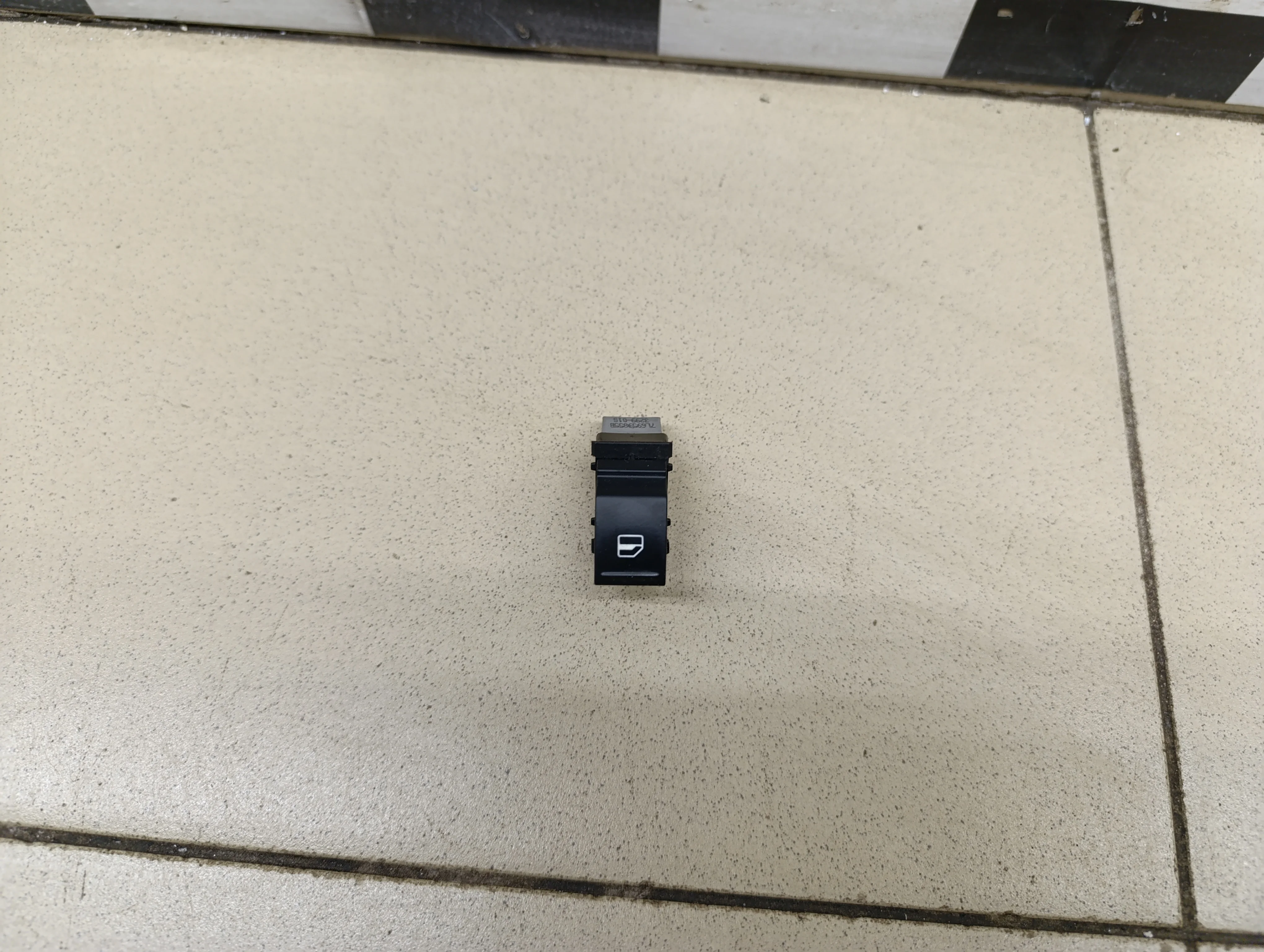 Кнопка стеклоподъемника Touran 2003-2010