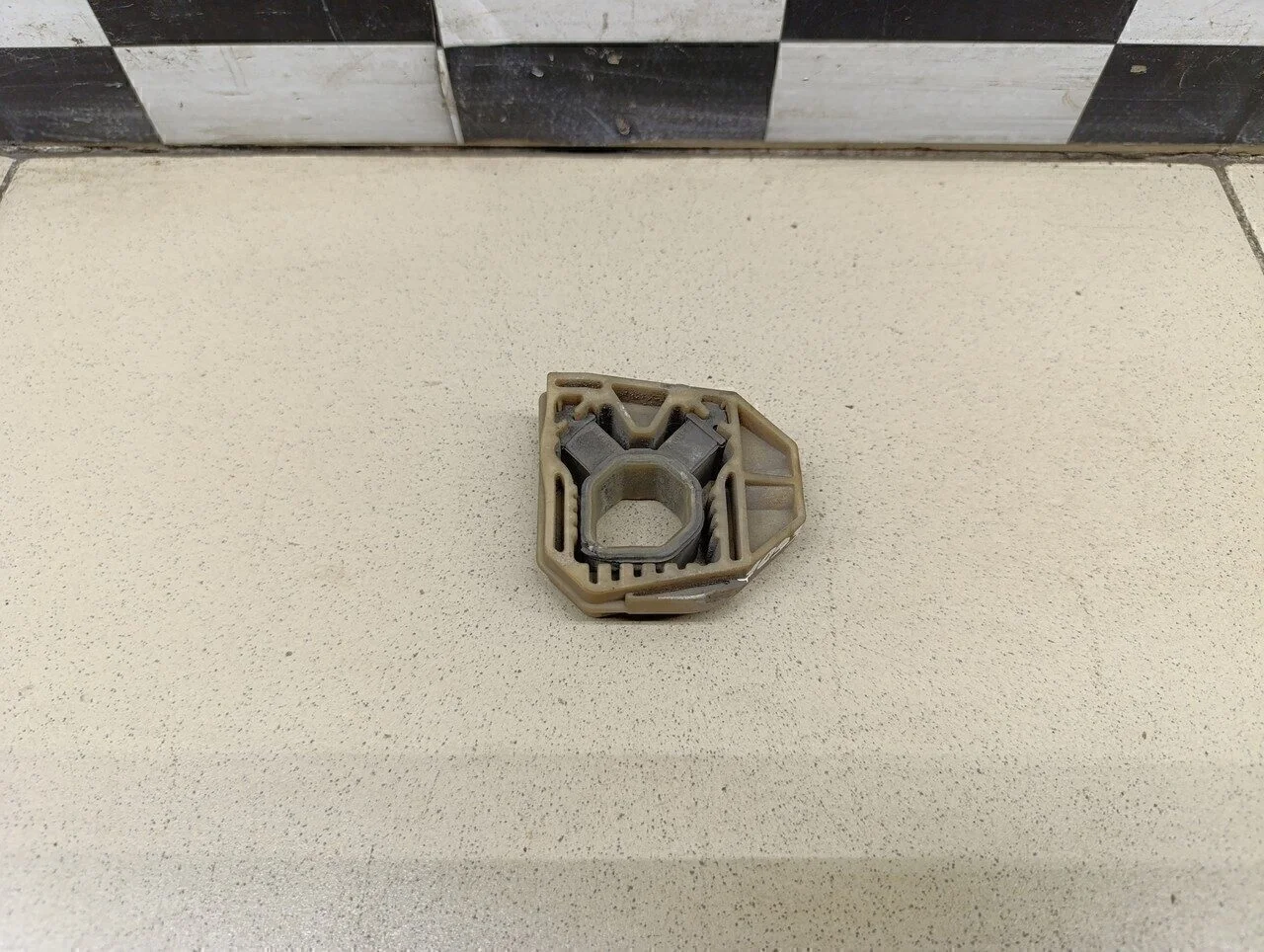 Кронштейн радиатора Fabia 2007-2015