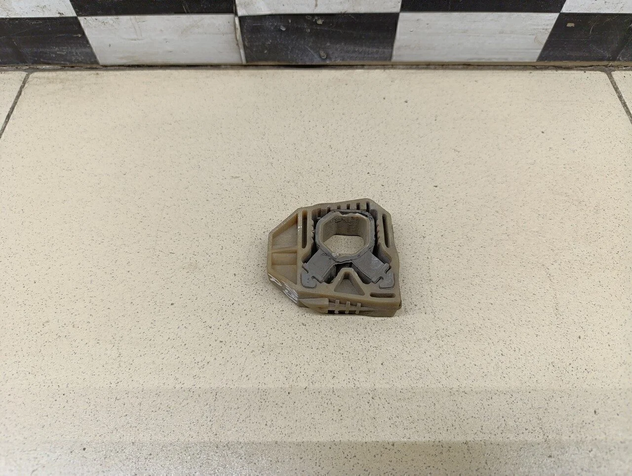 Кронштейн радиатора Fabia 2007-2015