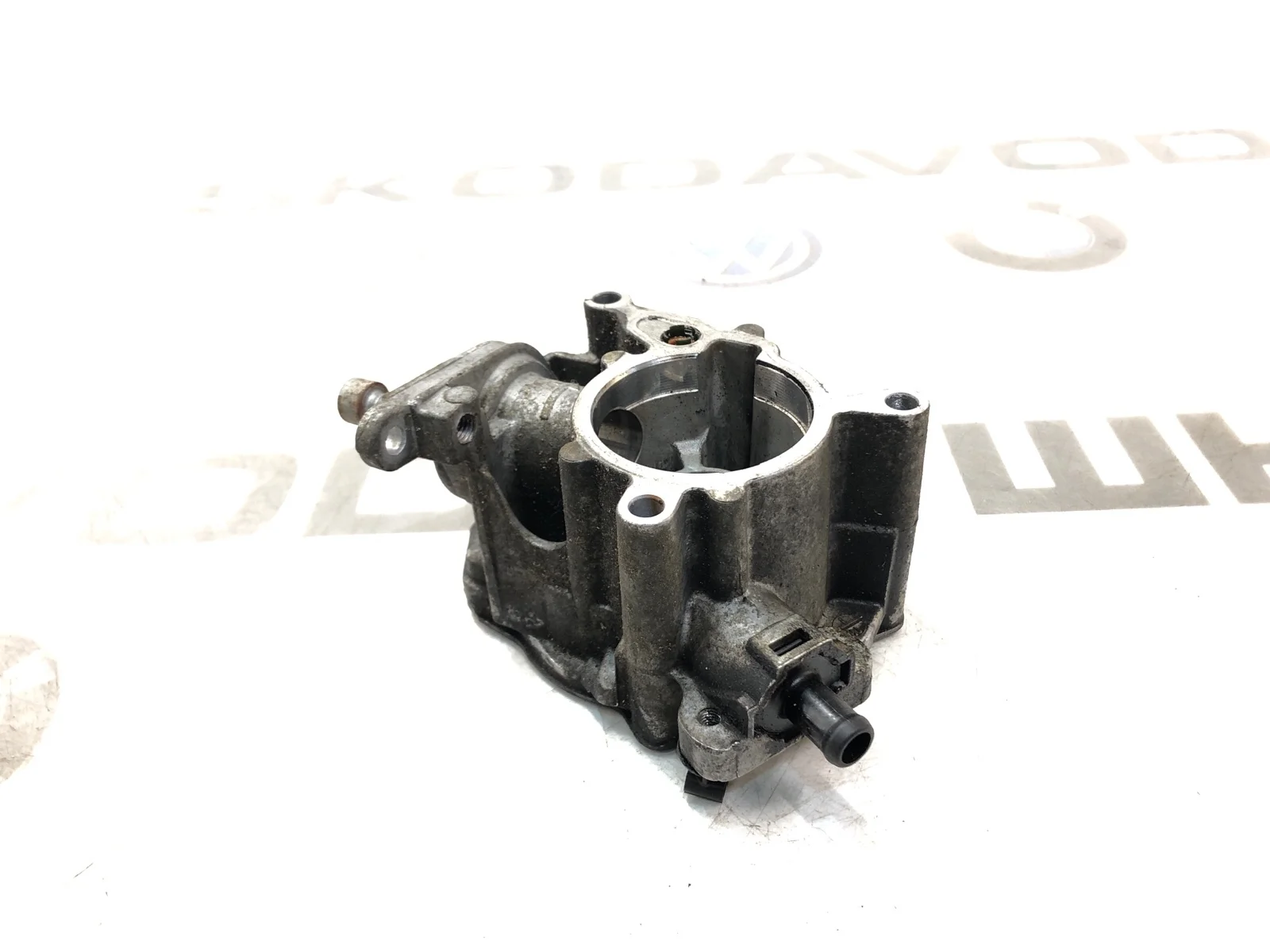 Насос вакуумный Skoda Octavia Rs 2010 06J145100C A5 (1Z) 2.0 CCZA