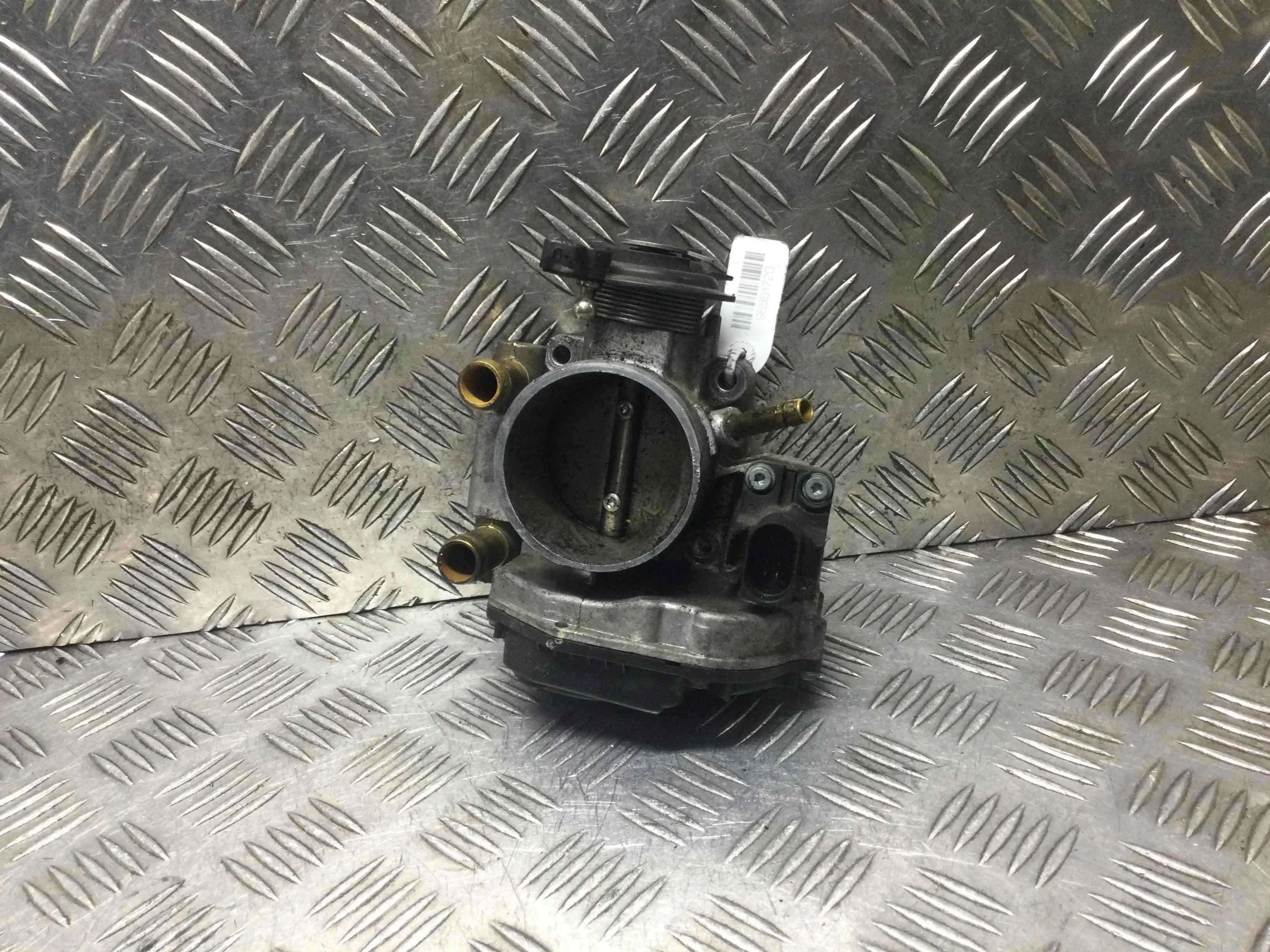 Заслонка дроссельная Volkswagen Passat B5 (1996-2000) бензин 1.6 i Механика Универсал