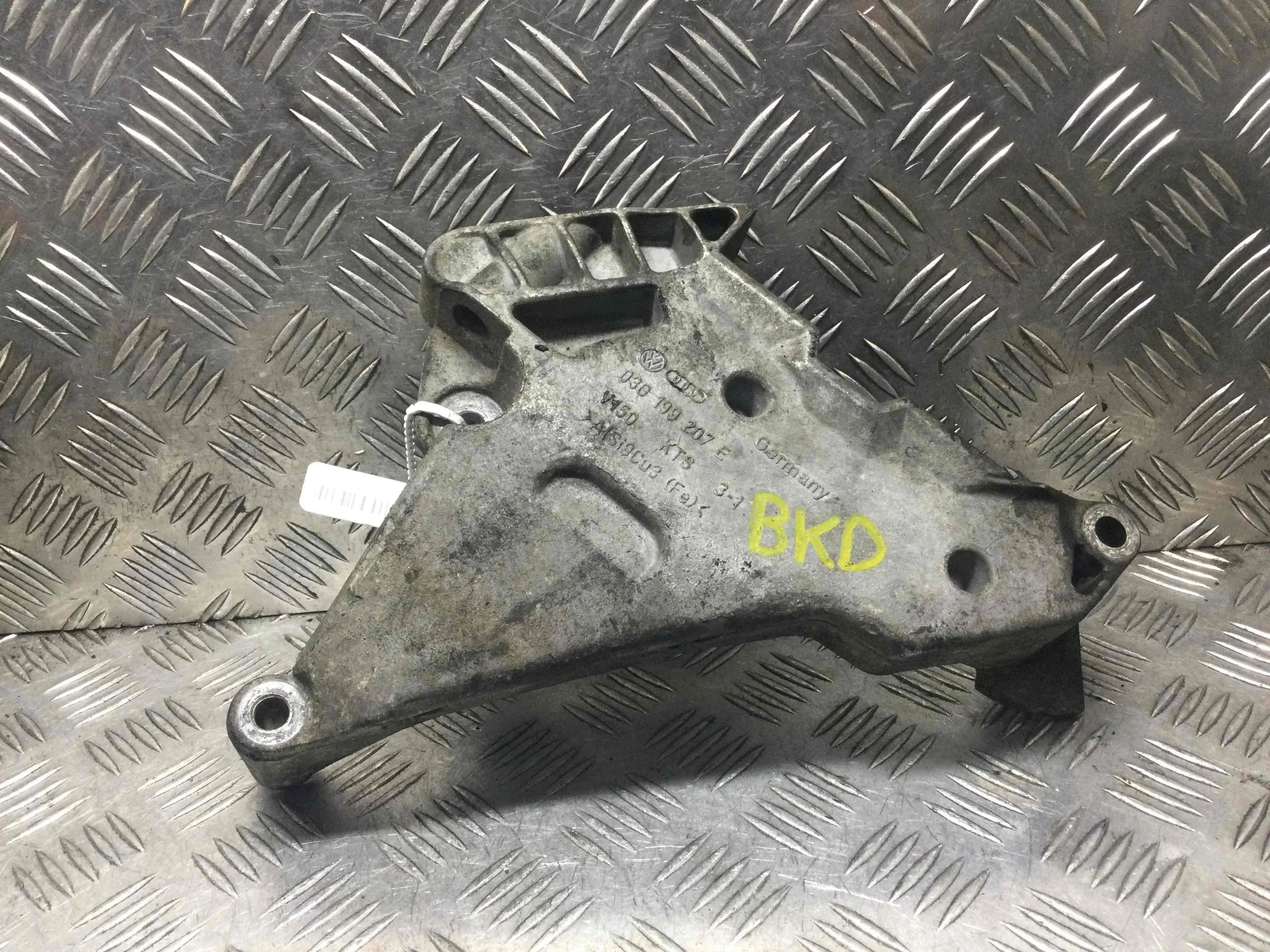 Кронштейн Volkswagen Golf 5 поколение (2004-2009) дизель 2.0 TDI Механика Х/б