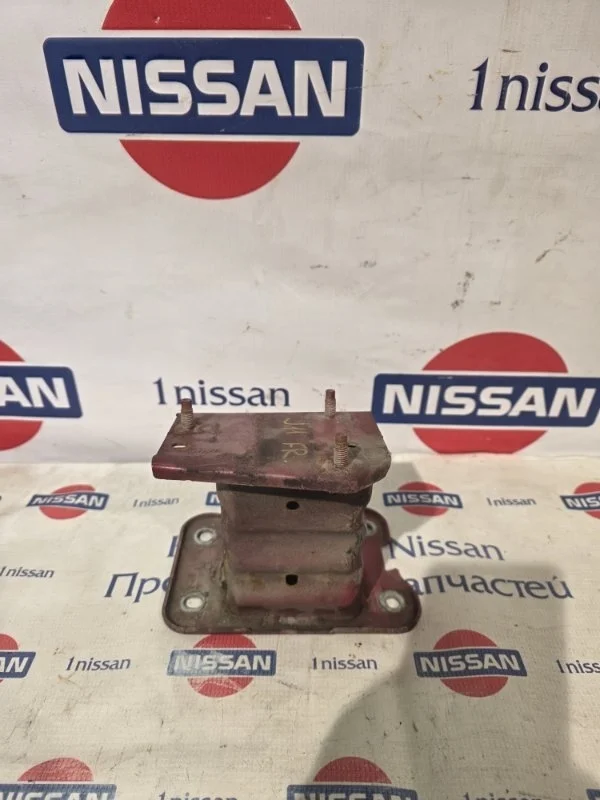 Кронштейн усилителя переднего бампера Nissan Qashqai 2015 F22144EAMA J11 HRA2, передний правый