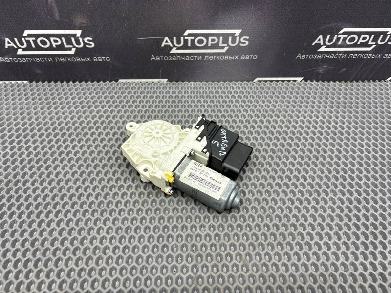 Моторчик стеклоподъемника Skoda Octavia 2011 5K0959703A ЛИФТБЭК А5 1.4 CAXA, задний левый