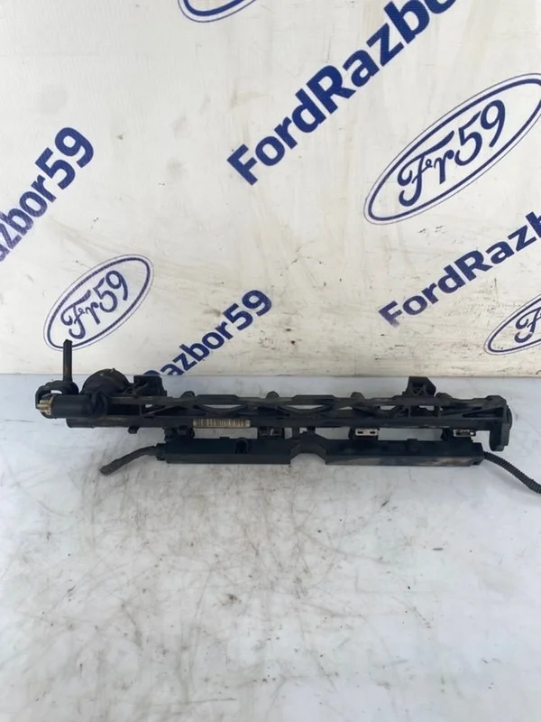 Рампа топливная Ford Focus 2 2009 1698074 CB4 1.6 (SHDA)