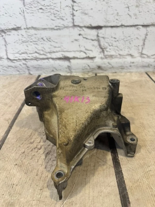 Кронштейн двигателя правый Audi A3 2015 8V