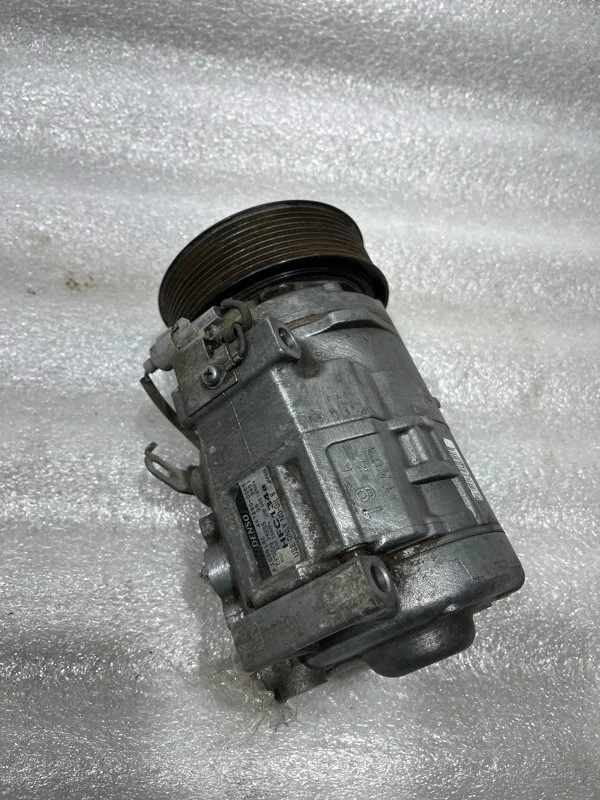 Компрессор кондиционера Toyota Land Cruiser 2015 883206A320 URJ200 1VD-FTV 4.5