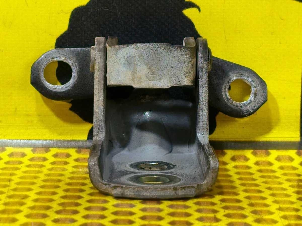 Петля двери передняя верхняя Nissan Tiida 2008 82421ED00B C11 HR15DE, передняя правая