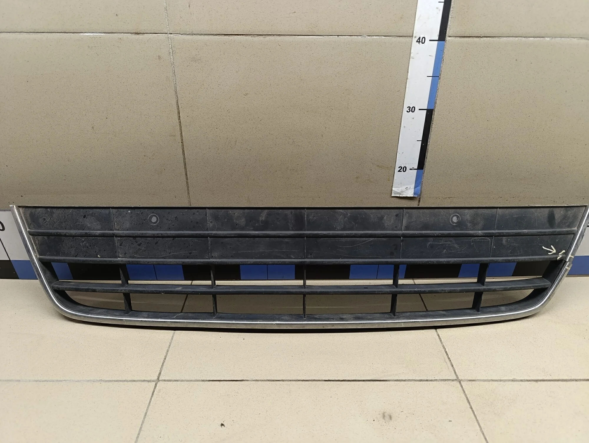 Решетка в бампер центральная Tiguan 2011-2016