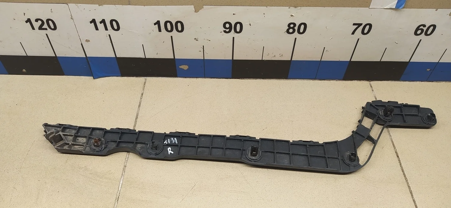 Направляющая заднего бампера правая LX 570