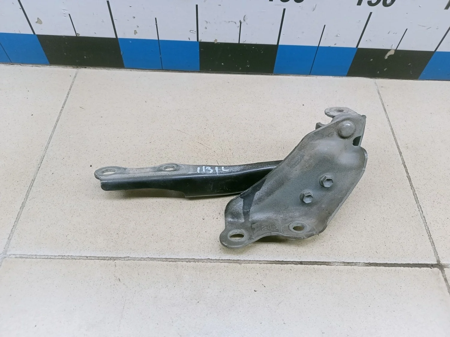 Петля капота левая LX 570