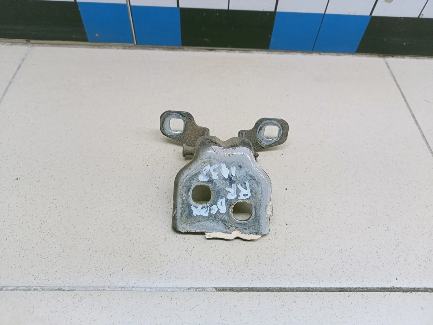 Петля двери Duster 2012>