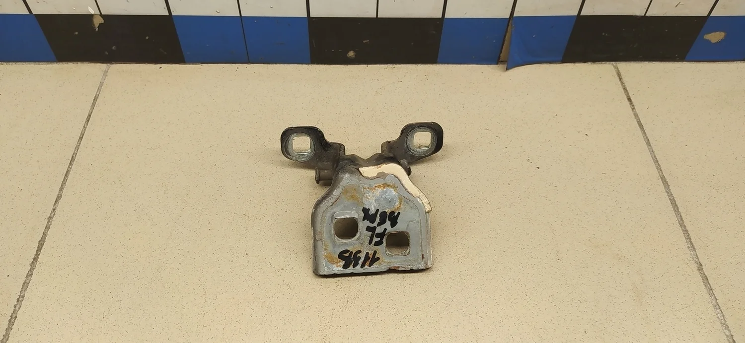 Петля двери передней левой верхняя Duster 2012>