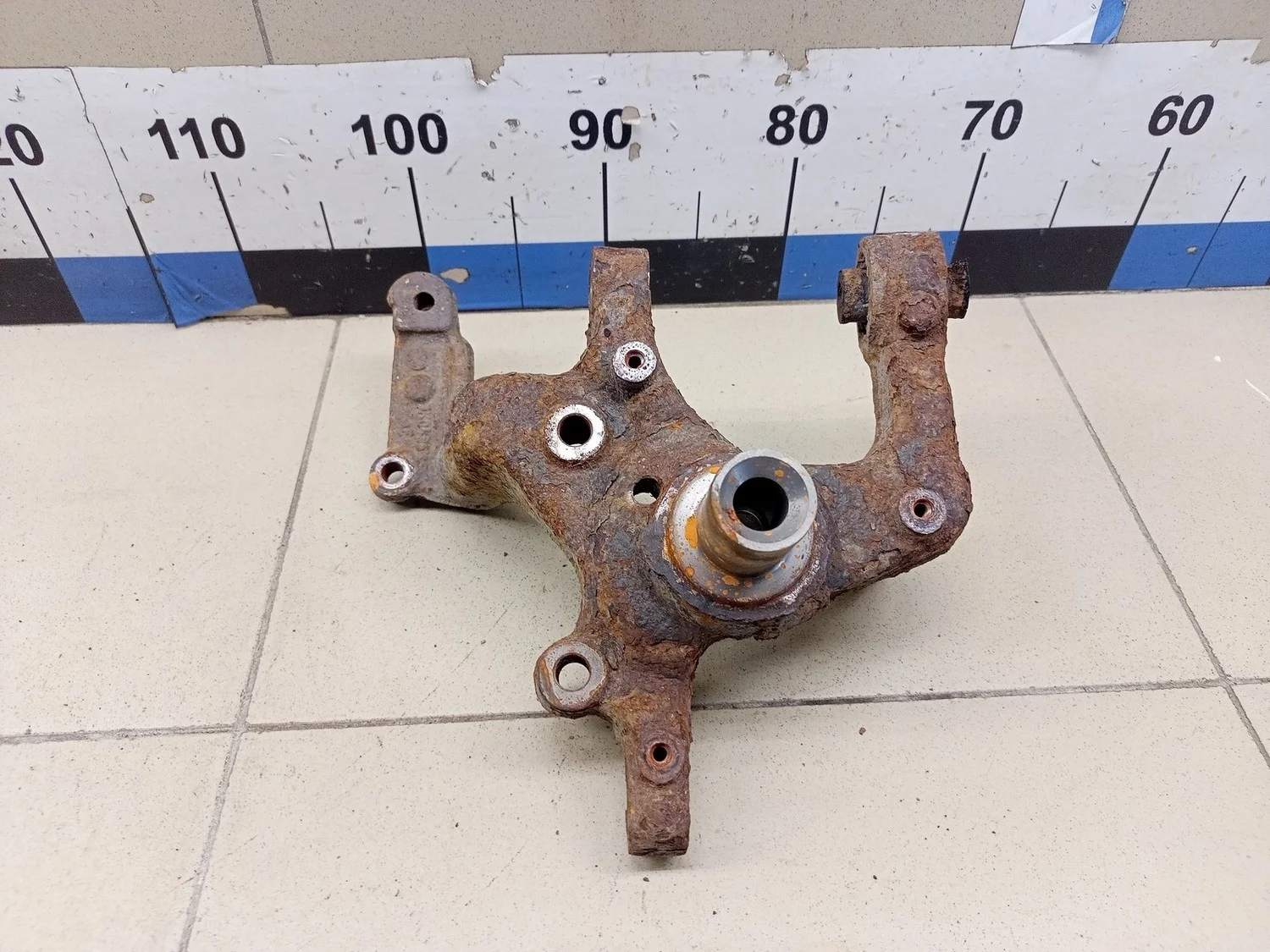 Кулак поворотный задний правый Touran 2003-2010