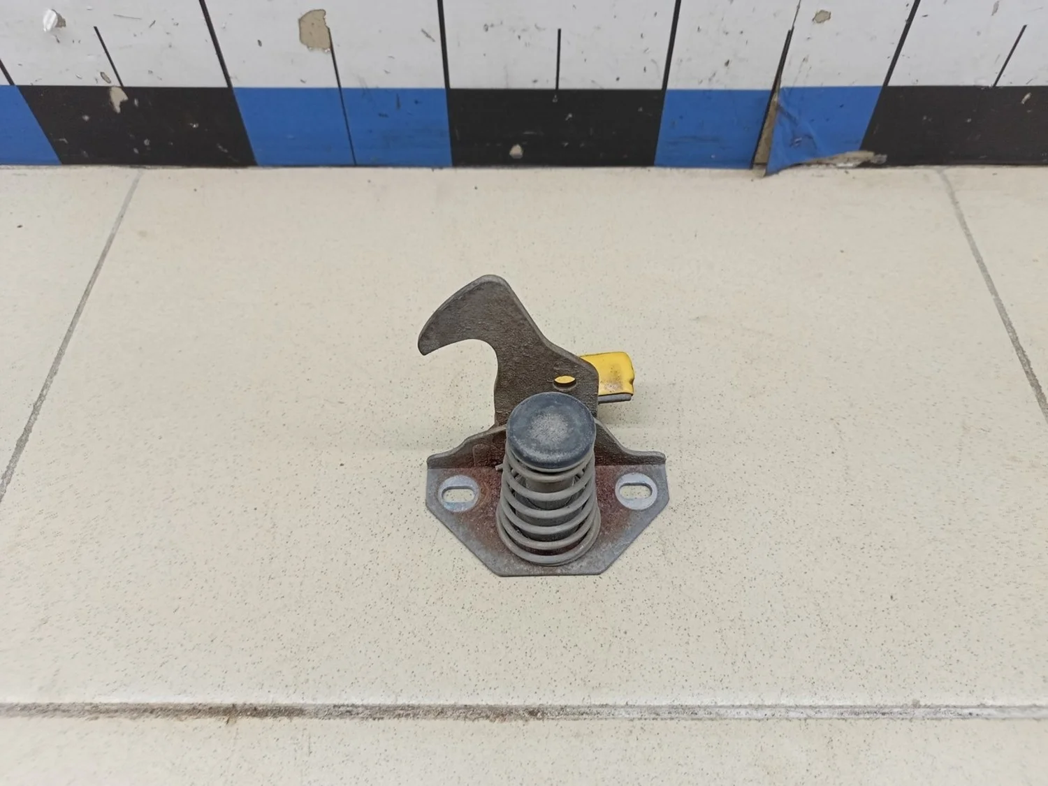 Крючок капота 3-серия E90/E91 2005>