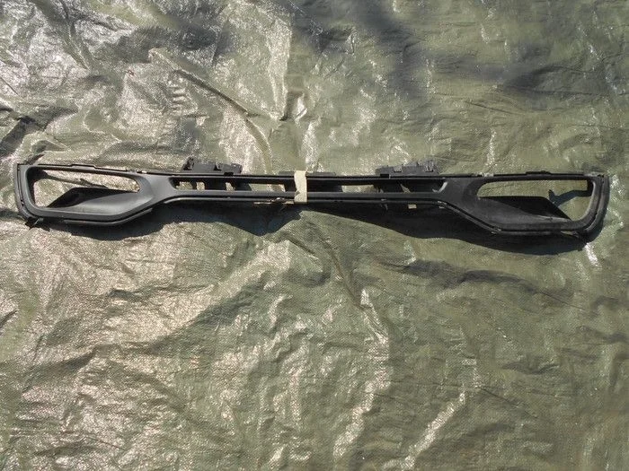 Решетка в бампер центральная Kia Sportage III (2010—2014)