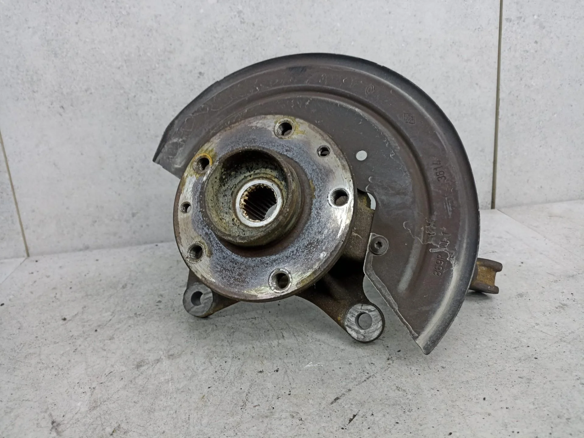 Кулак передний правый Renault Duster 2015