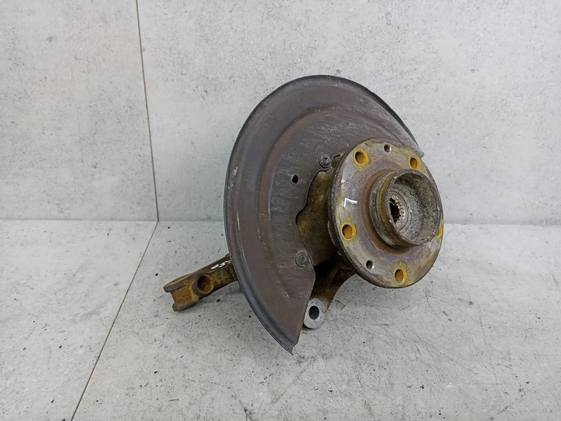 Кулак передний левый Renault Duster 2015