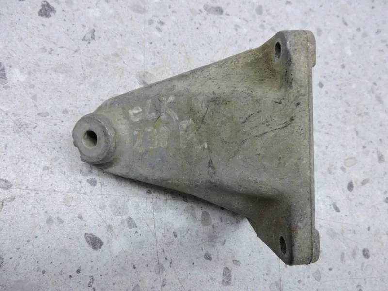 Кронштейн двигателя правый Mercedes-Benz C-Class (W202) 1993-2000