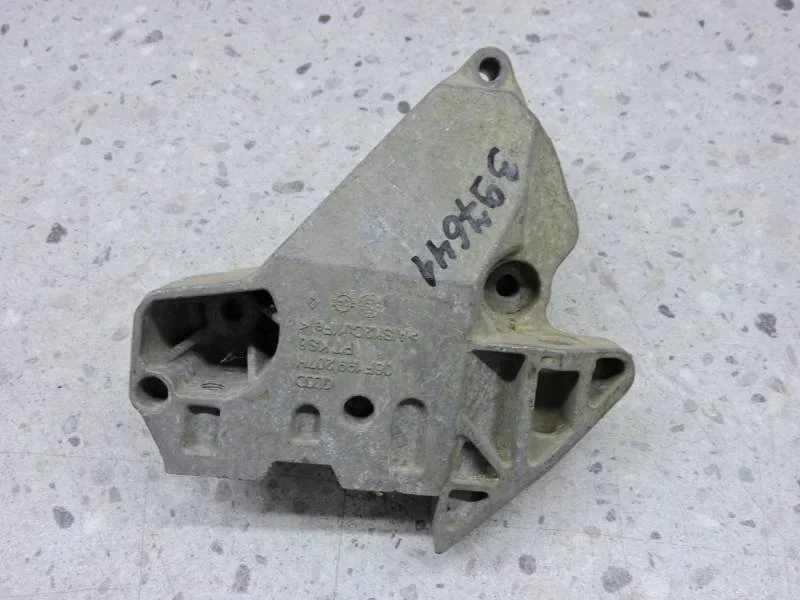 Кронштейн двигателя правый Volkswagen Passat B6 2005-2010