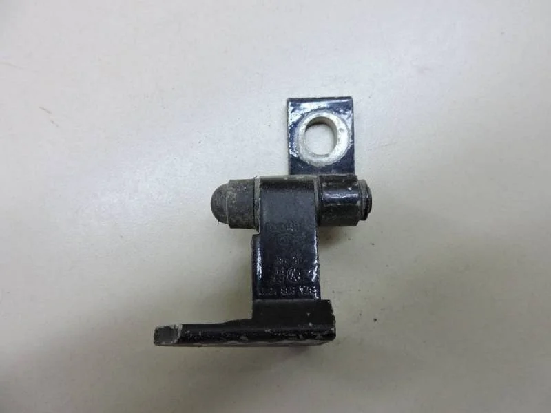 Петля двери задней левой верхняя Volkswagen Passat B6 2005-2010