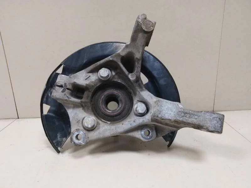 Кулак поворотный передний левый Opel Astra J 2010-2017