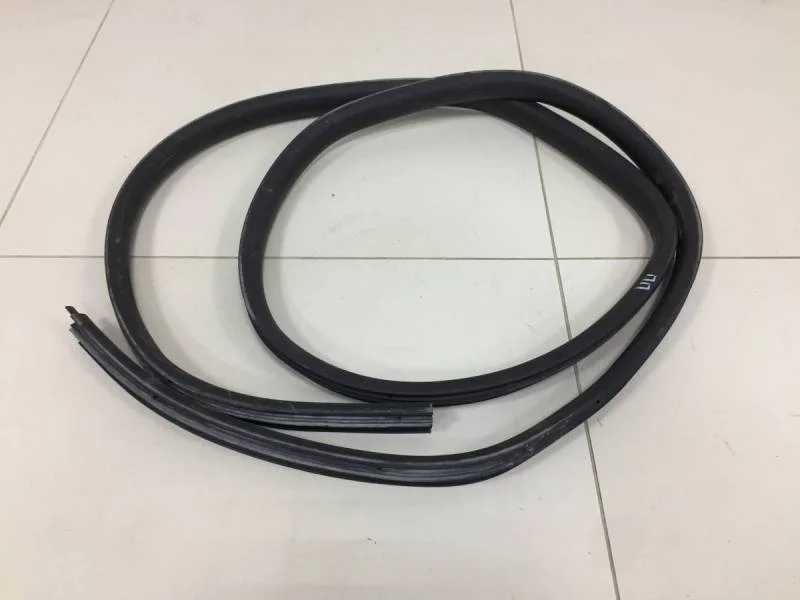 Уплотнитель проема двери передней правой Renault Sandero 2014>