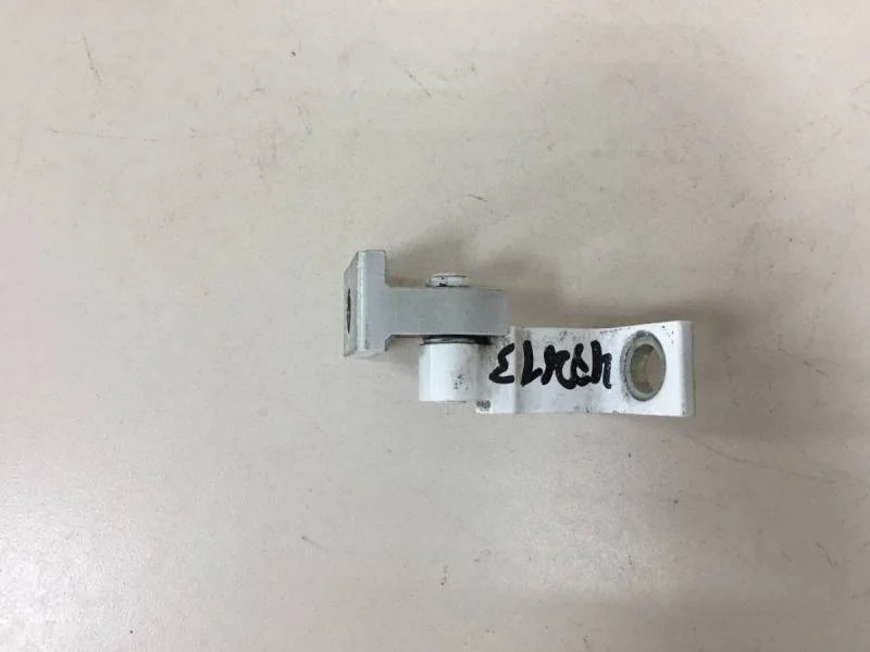 Петля двери Skoda Yeti 2009>