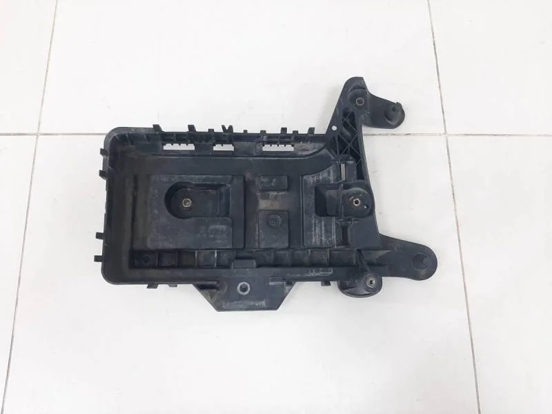 Крепление АКБ (корпус / подставка) Skoda Yeti 2009>