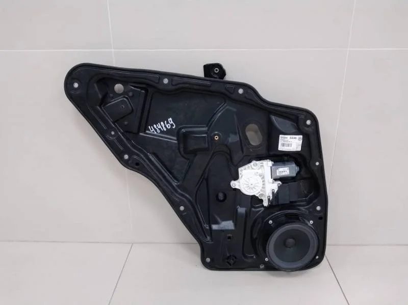 Стеклоподъемник электр. задний левый Volkswagen Tiguan (5N2) 2011-2016