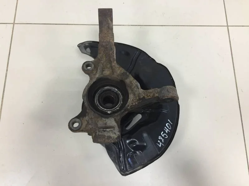 Кулак поворотный передний правый Toyota Avensis (T250) 2003-2009