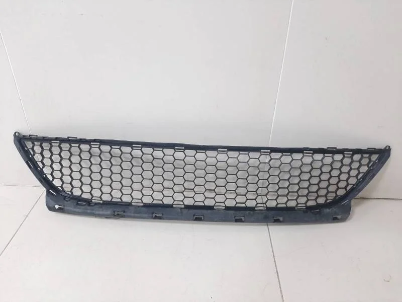 Решетка в бампер центральная Renault Logan (1) 2005-2014