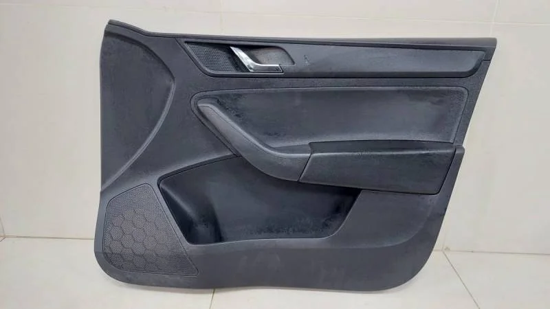 Обшивка двери передней правой Skoda Rapid 2012-2020