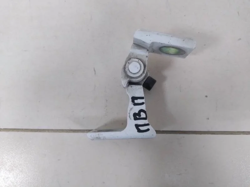 Петля двери передней правой верхняя Skoda Rapid 2012-2020