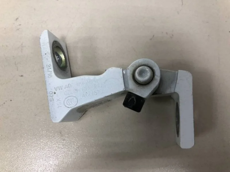 Петля двери задней левой верхняя Skoda Rapid 2012-2020