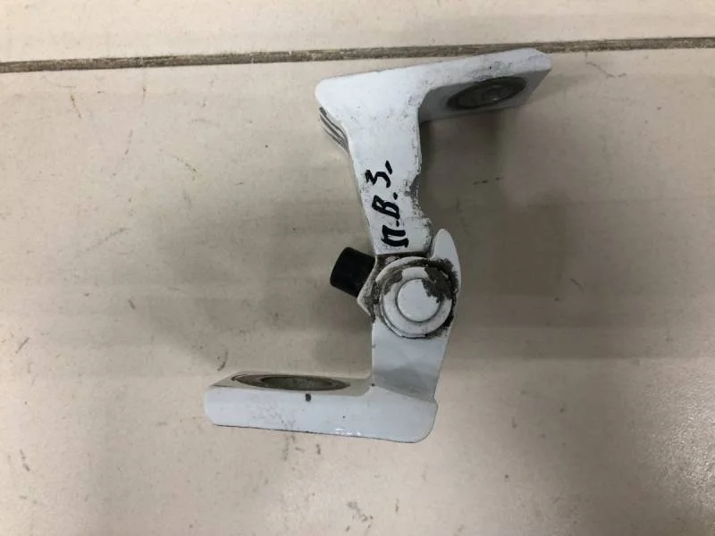 Петля двери задней правой верхняя Skoda Rapid 2012-2020