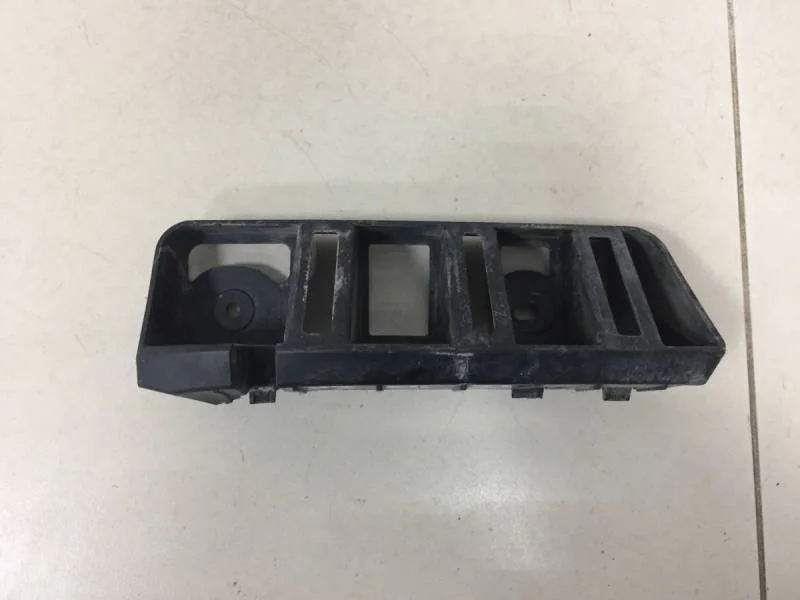 Кронштейн заднего бампера правый Skoda Rapid 2012-2020