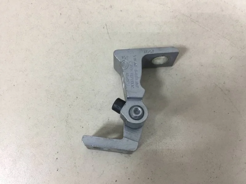 Петля двери Skoda Rapid 2012-2020