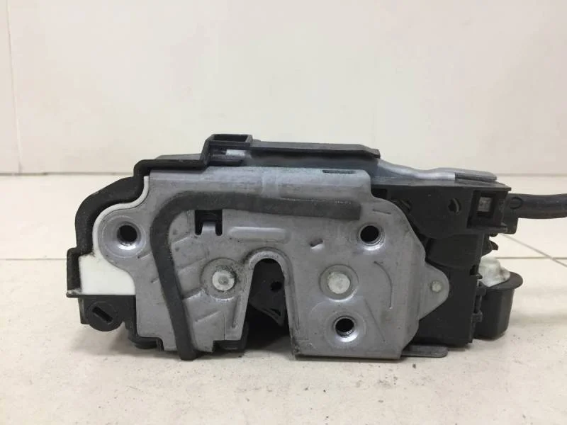 Замок двери задней правой Skoda Rapid 2012-2020