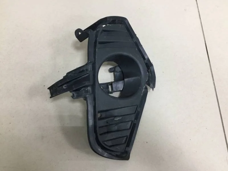 Рамка противотуманной фары правой Toyota Rav 4 (XA50) 2018>