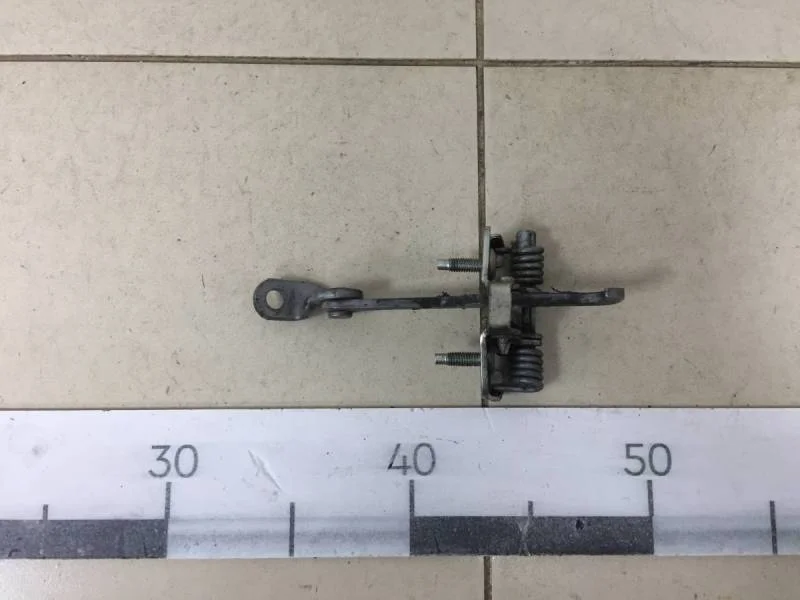 Ограничитель двери Renault Sandero 2009-2014