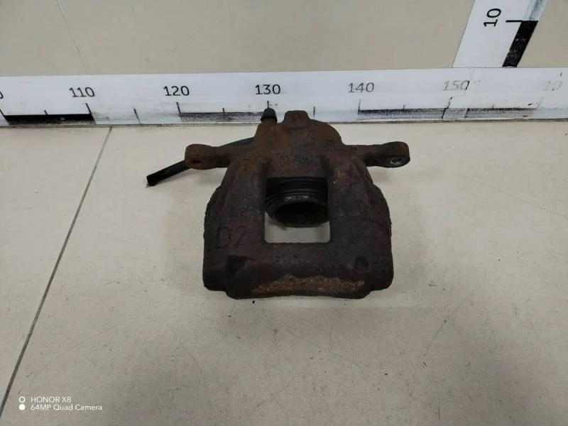 Суппорт передний правый Toyota Corolla E180 2013>