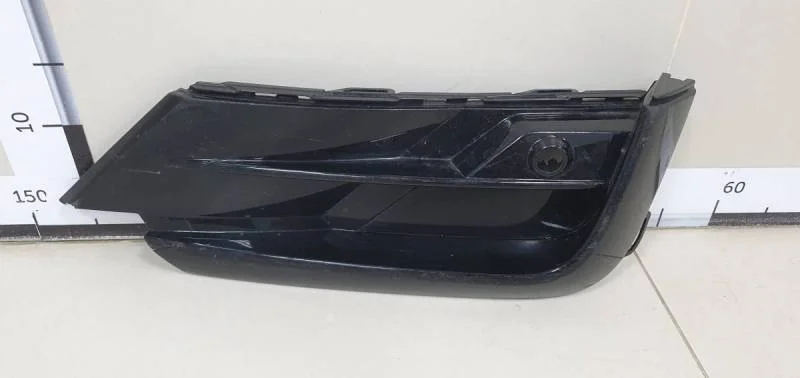 Решетка в бампер правая Volkswagen Tiguan 2017>