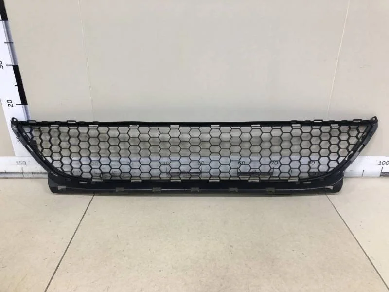 Решетка в бампер центральная Renault Logan (1) 2005-2014