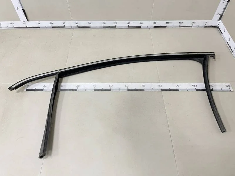 Уплотнитель стекла двери Volkswagen Passat B6 2005-2010